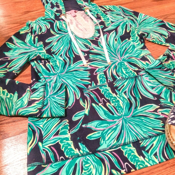 SOLD Lilly Pulitzer Hooded Popover - Picture 3 of 5